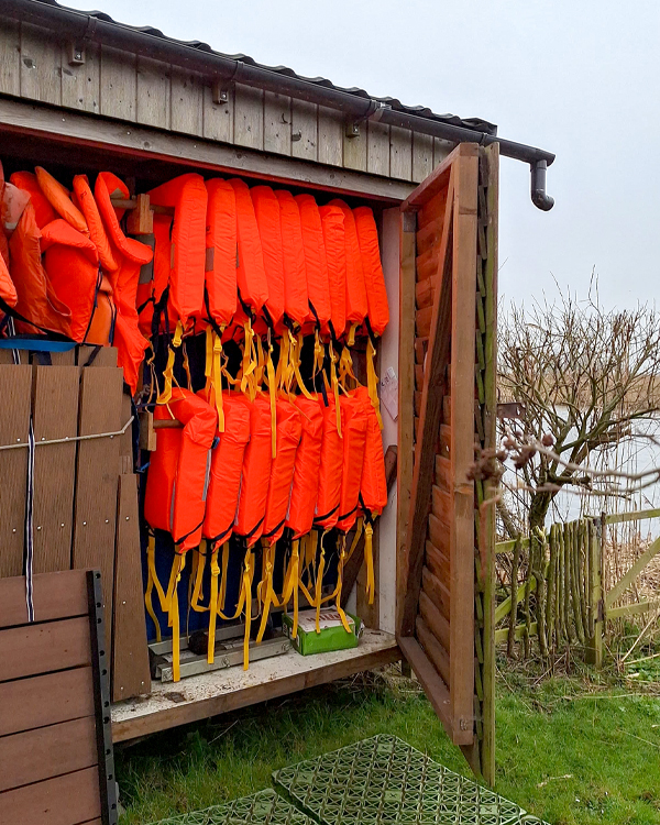 Klusdag op scouting kampeereiland Jisp. Lekker relaxen in het zonnetje